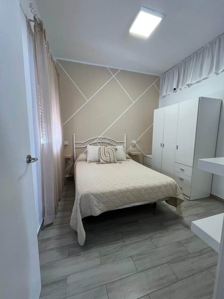 Alojacadiz casa azure dormitorio 768x1024