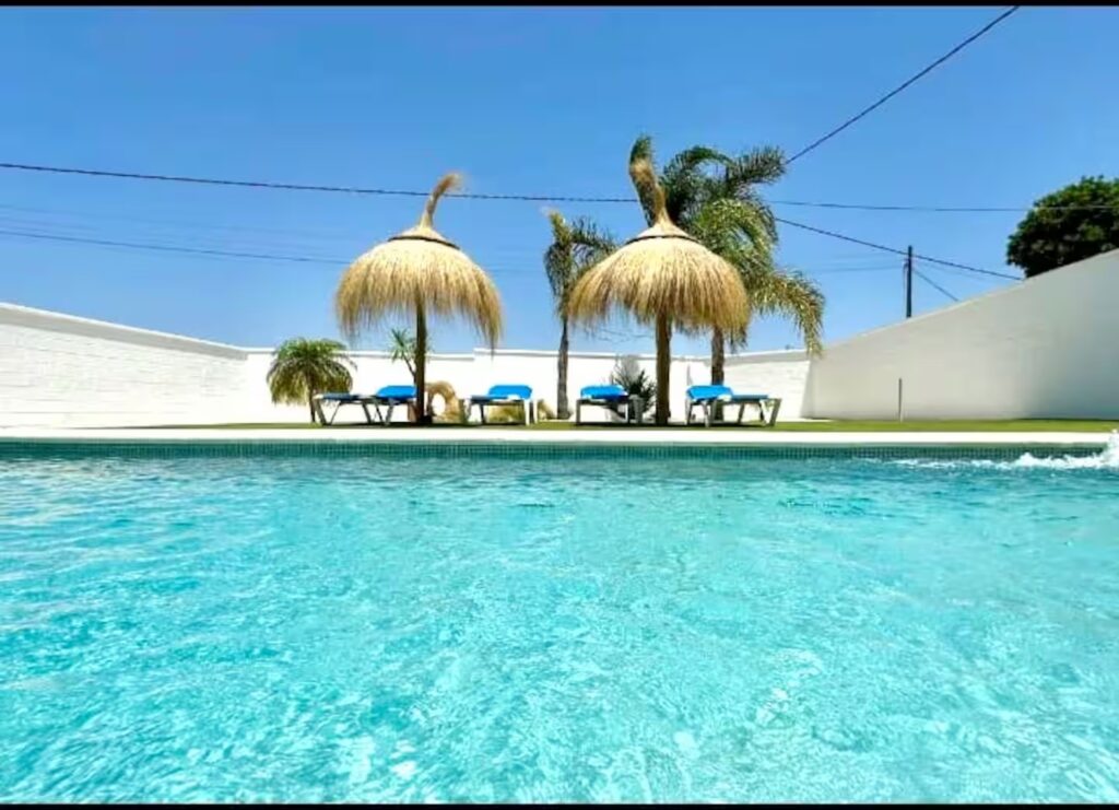 Alojacadiz - Alojamiento en Conil - Sombrillas en piscina