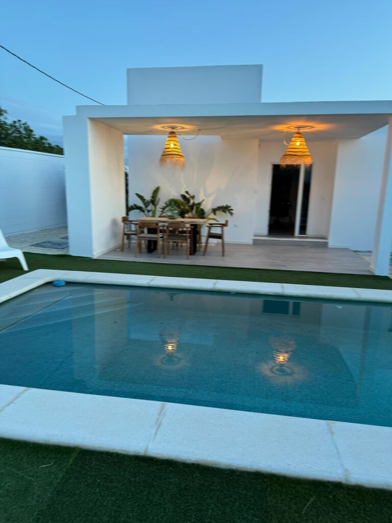 Alojacadiz - Alojamiento en Conil - Casa tailandesa - Piscina