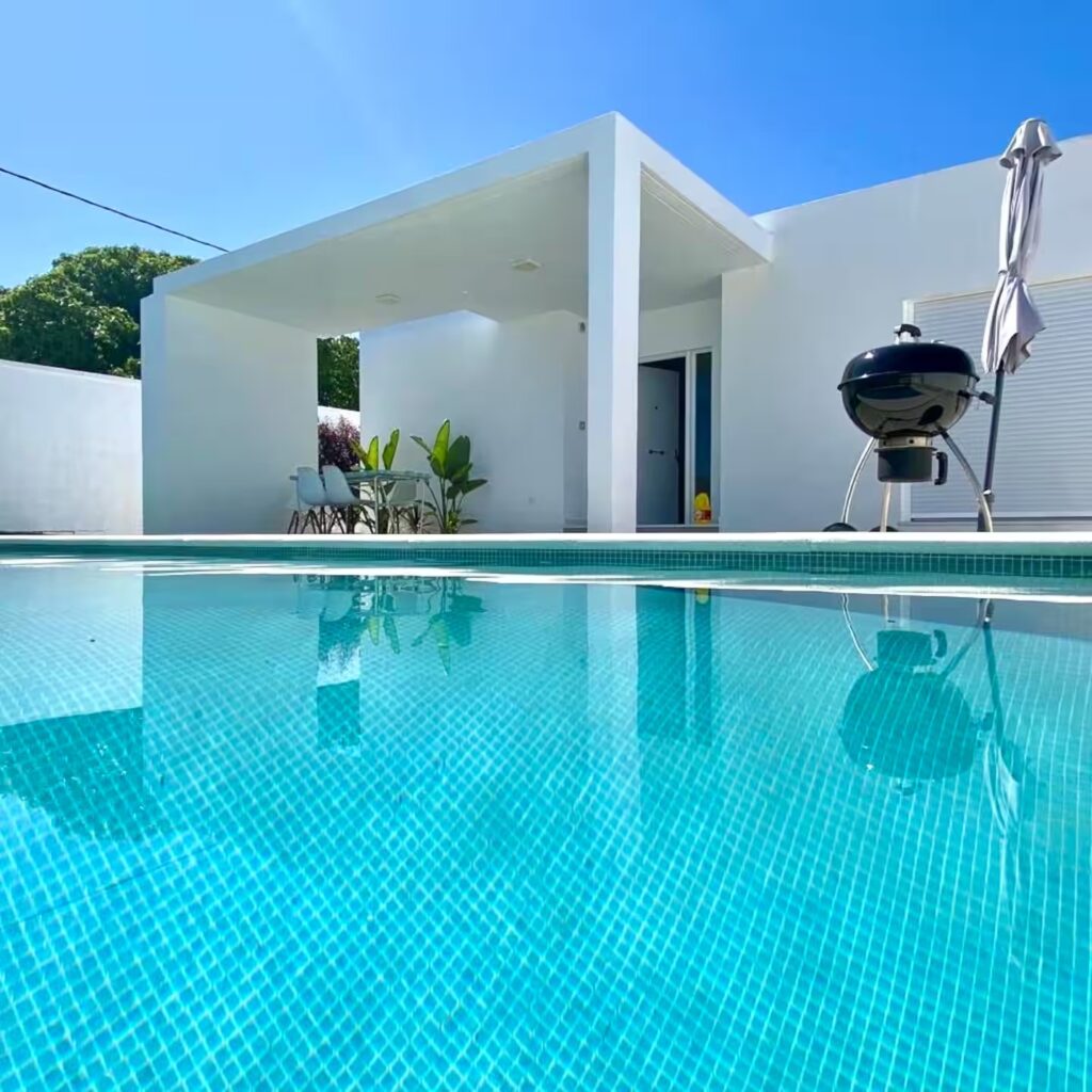 Alojacadiz - Alojamiento en Conil - Casa tailandesa - Piscina